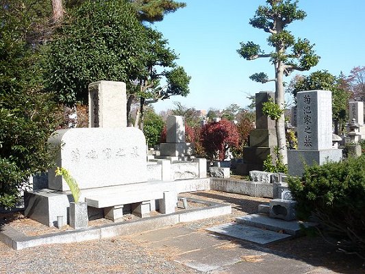菊池寛のお墓の光景