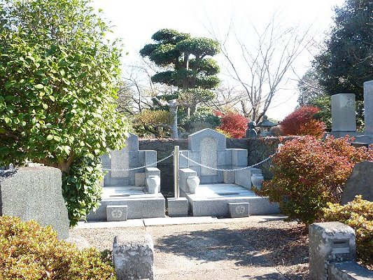 与謝野晶子・鉄幹のお墓の光景